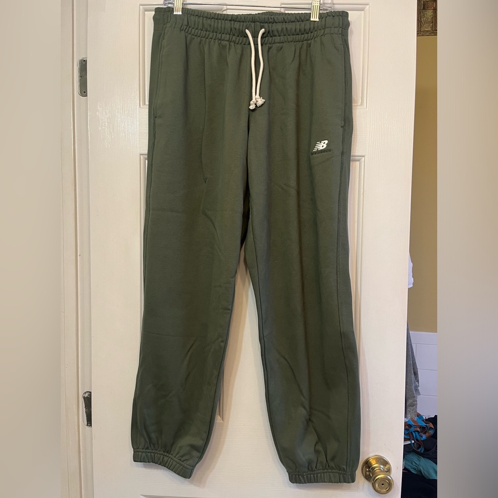 NWT Size Medium Relaxed Fit New Balance Sweatpants. Price Firm.